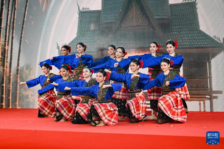 12月5日，在马来西亚行政首都布特拉加亚，演员在活动中表演马来西亚舞蹈。新华社记者 程一恒 摄