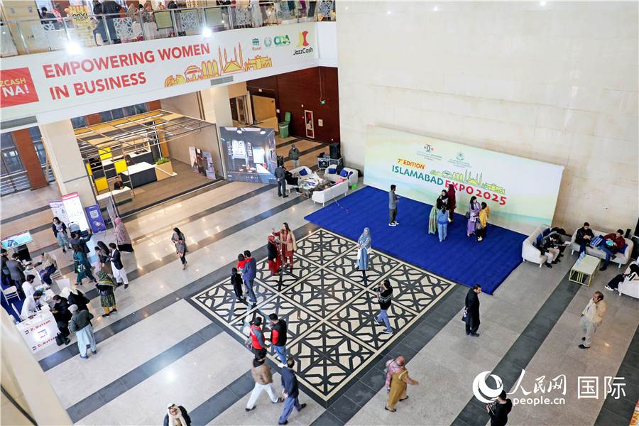 本届博览会共有200多个展位，涵盖众多产业领域。图为博览会现场。人民网记者 赵益普摄