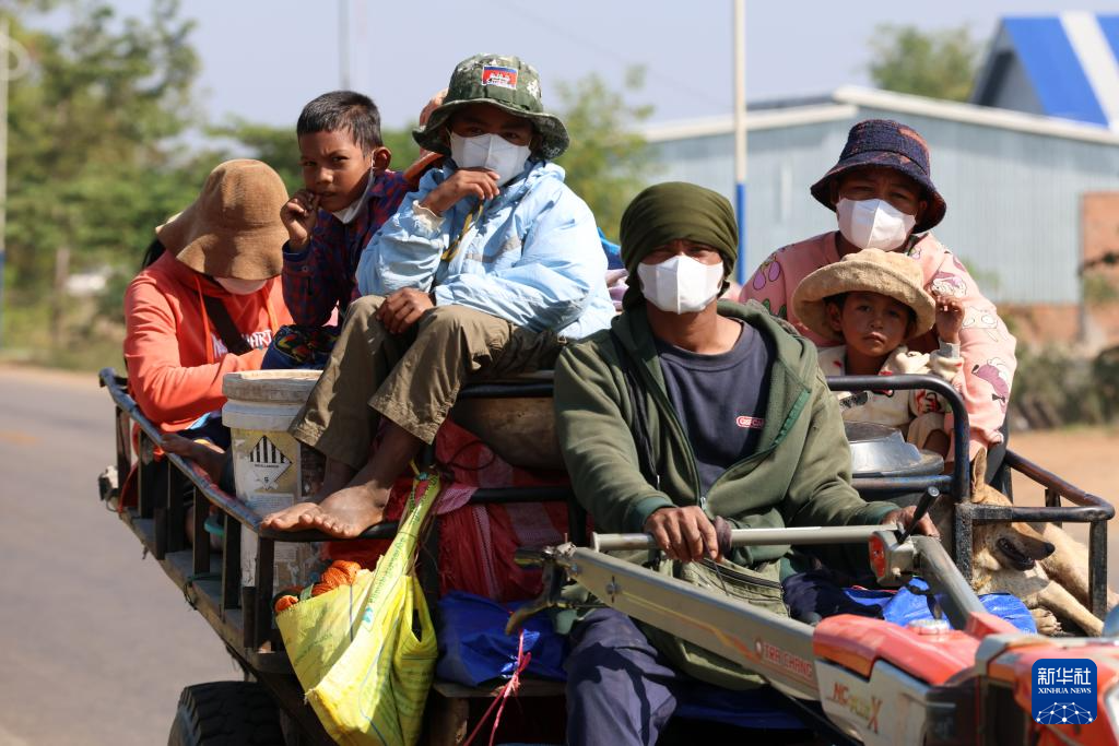 这是12月9日在柬埔寨暹粒省拍摄的逃离边境的居民。新华社/柬新社