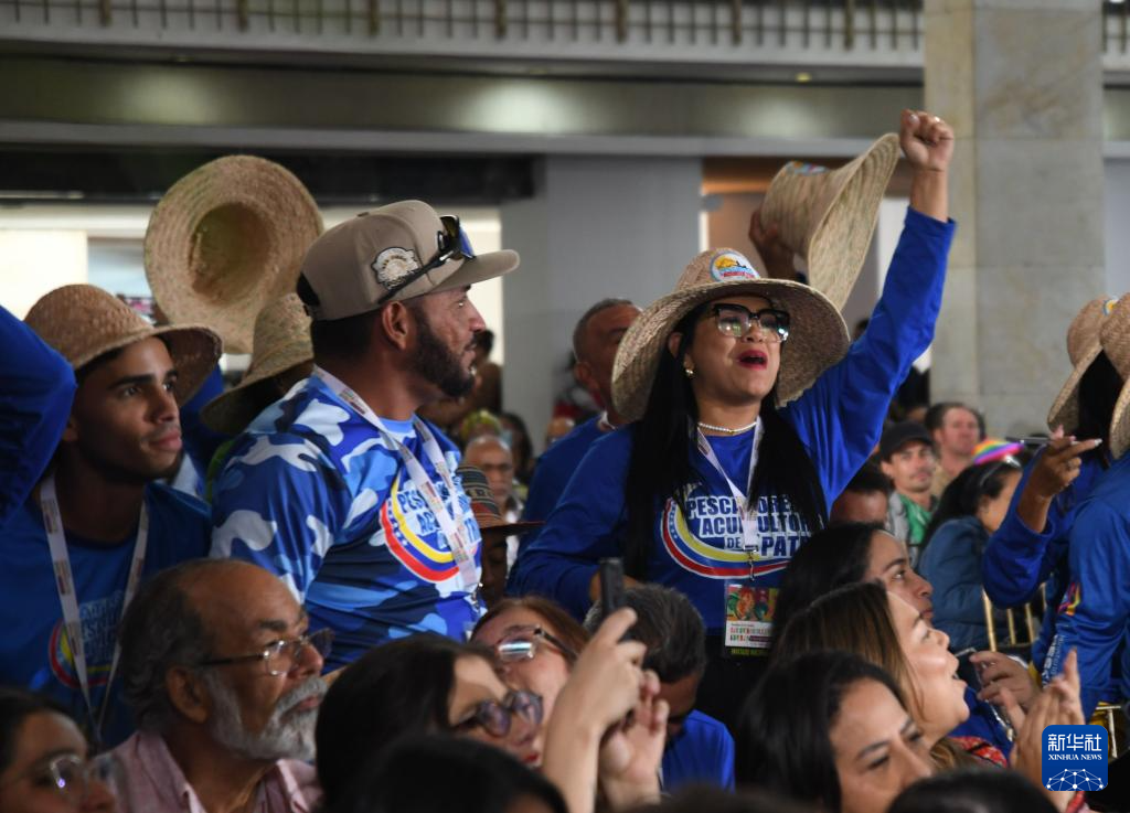 12月9日，人们在委内瑞拉首都加拉加斯参加“美洲主权与和平人民大会”开幕式。新华社发（马科斯·萨尔加多摄）