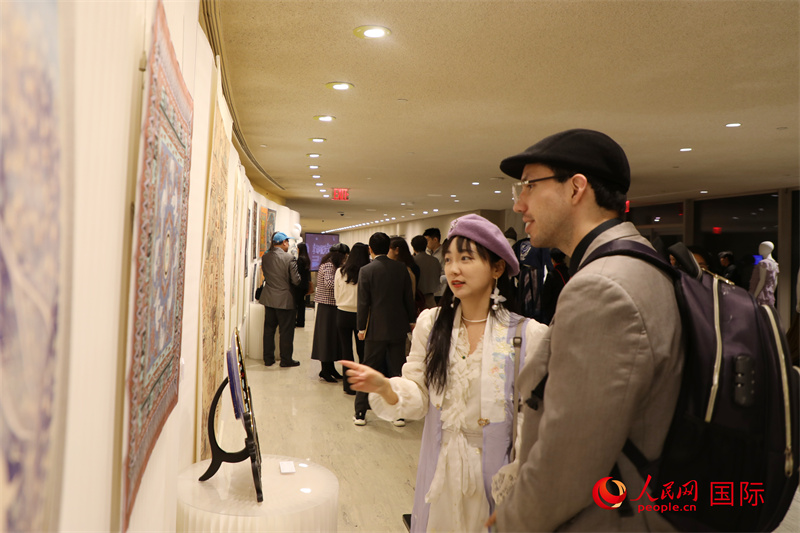 1、当地时间12月8日晚，“敦耀光华：清华大学美术学院敦煌艺术研究及设计成果展”在纽约联合国总部举行开幕仪式。图为观众正在观看展览。 人民网记者 李志伟摄