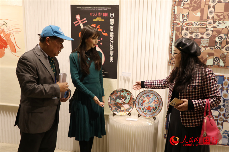 2、本次展览共展出敦煌主题的作品及文献八十余套。图为观众正在观看展览。 人民网记者 李志伟摄