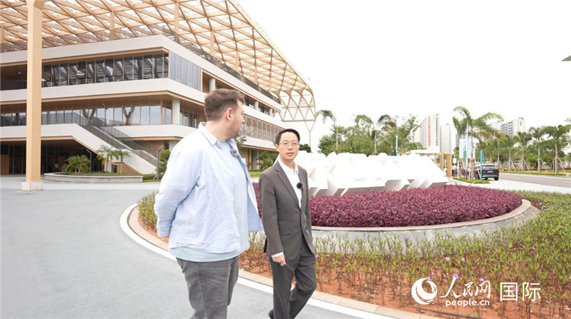 洋浦经济开发区管委会首席规划师林光明(右)接受人民网采访。 人民网记者 苏缨翔摄