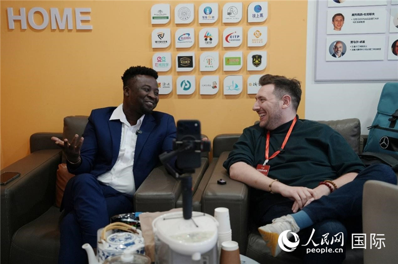 来自加纳的创业者阿米萨·理查德·弗兰克(左)在海口国际人才之家接受采访。 人民网 符武平摄