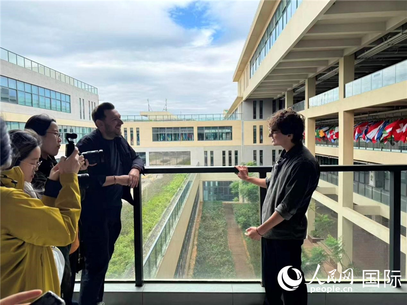 就读于北京语言大学海南国际学院的哈萨克斯坦学生斯林科·尼基塔接受人民网采访。 人民网记者 赵健摄