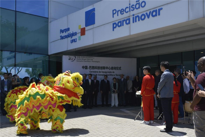 当地时间12月8日，中国—巴西科技创新中心实体化运营启动仪式在巴西里约热内卢联邦大学科技园举行。图为活动在热闹喜庆的舞狮表演中拉开帷幕。 陈妤汎摄