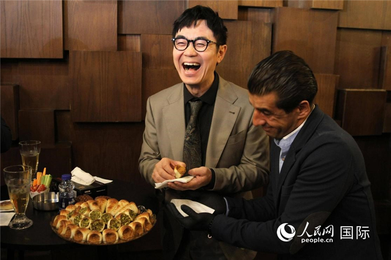 中外互动。人民网纳达尔·达乌德摄