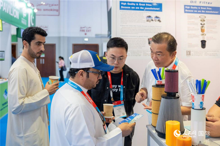 一家中国展商在介绍产品。人民网 塔里克·易卜拉欣摄