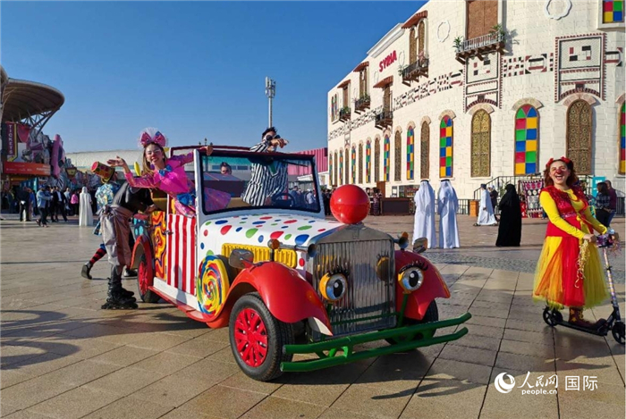 简报会在迪拜全球村举行,这是全球村的小丑演员在会前暖场。人民网记者 管克江摄