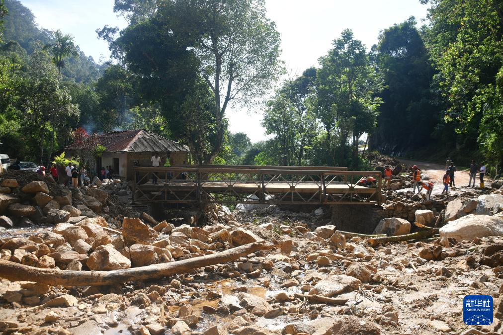 12月13日，在斯里兰卡巴杜勒地区，应急人员抢修受损桥梁。新华社发（阿吉特·佩雷拉摄）