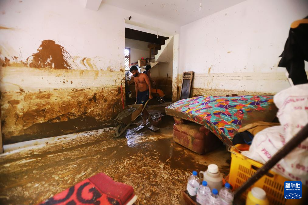 12月12日，一名男子在斯里兰卡巴杜勒地区一处房屋内清淤。新华社发（阿吉特·佩雷拉摄）