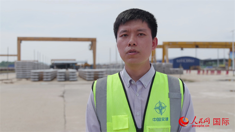 马东铁十分部工程技术部部长赵佳明接受人民网采访。人民网记者 刘宁摄