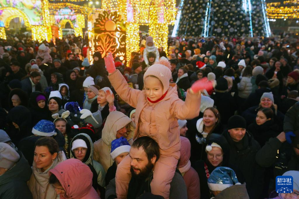 12月15日，在白俄罗斯明斯克，人们参加新年树亮灯仪式。新华社发（任科夫摄）
