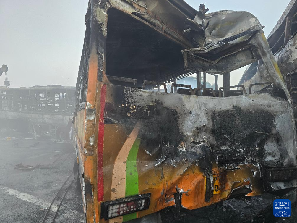 这是12月16日在印度北方邦的马图拉事故现场拍摄的车辆残骸。新华社发