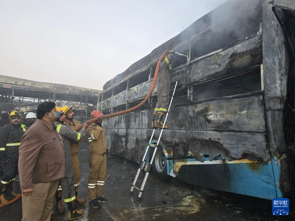 12月16日，在印度北方邦的马图拉，救援人员清理事故现场。新华社发