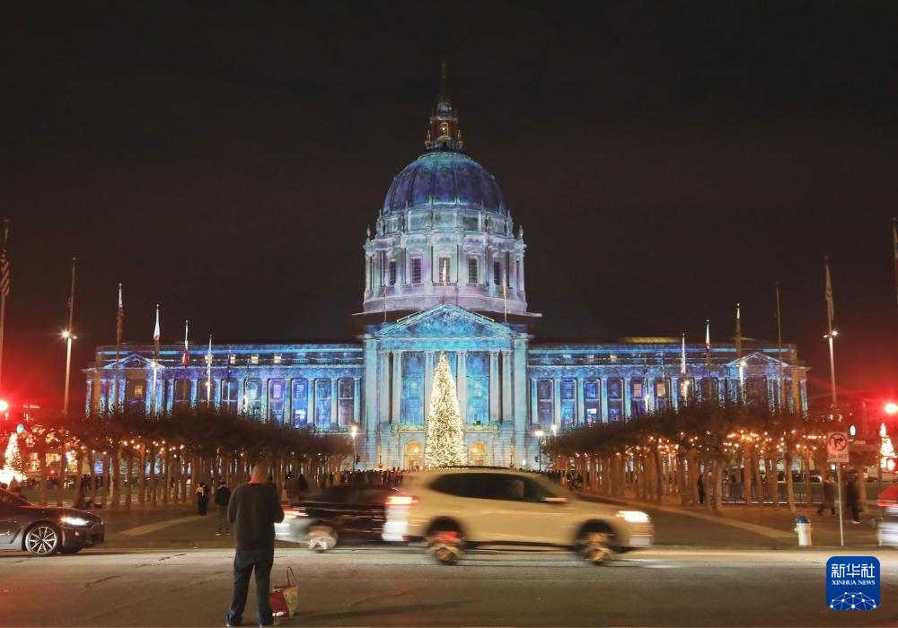 这是12月16日在美国旧金山市政厅外拍摄的灯光秀。新华社发（刘艺霖摄）