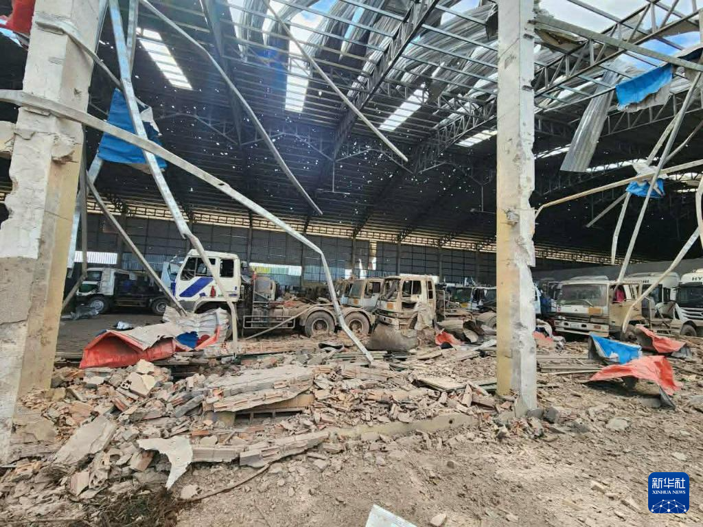 这是12月18日在柬埔寨班迭棉吉省拍摄的一处被泰国军队轰炸的民用设施。新华社/柬新社