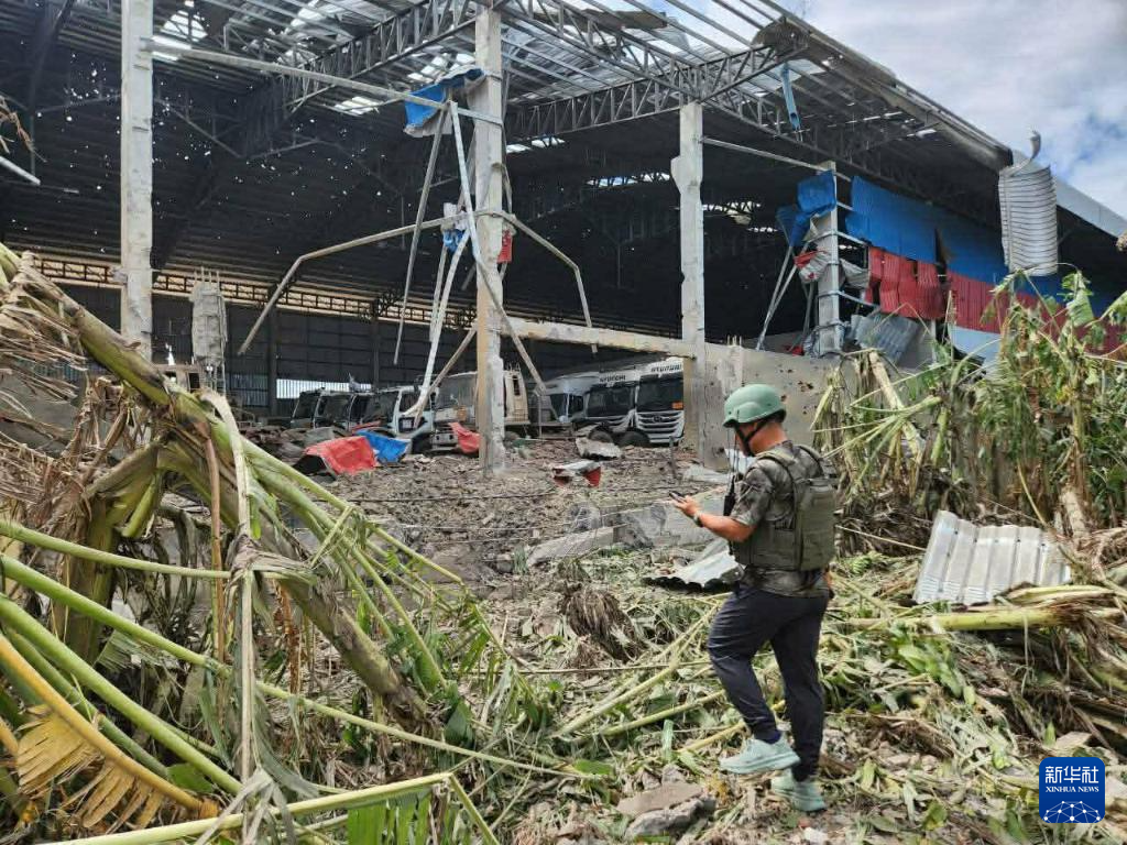 这是12月18日在柬埔寨班迭棉吉省拍摄的一处被泰国军队轰炸的民用设施。新华社/柬新社