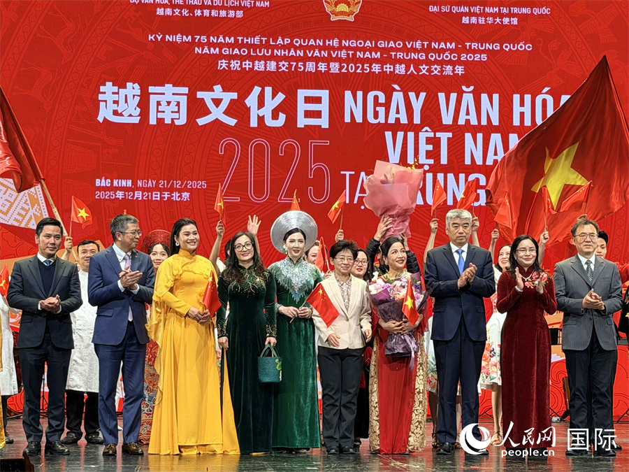 与会嘉宾演员合影留念。人民网 喻亮摄