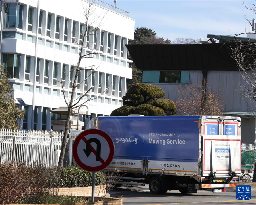 12月22日，在韩国首尔，一辆搬运车辆驶入青瓦台附近办公区域。新华社记者 姚琪琳 摄