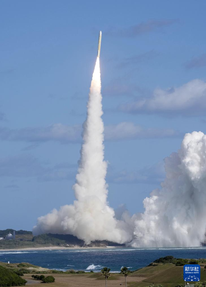 12月22日，在日本南部种子岛宇宙中心，搭载导航卫星“引路5号”的H3火箭发射升空。新华社/共同社