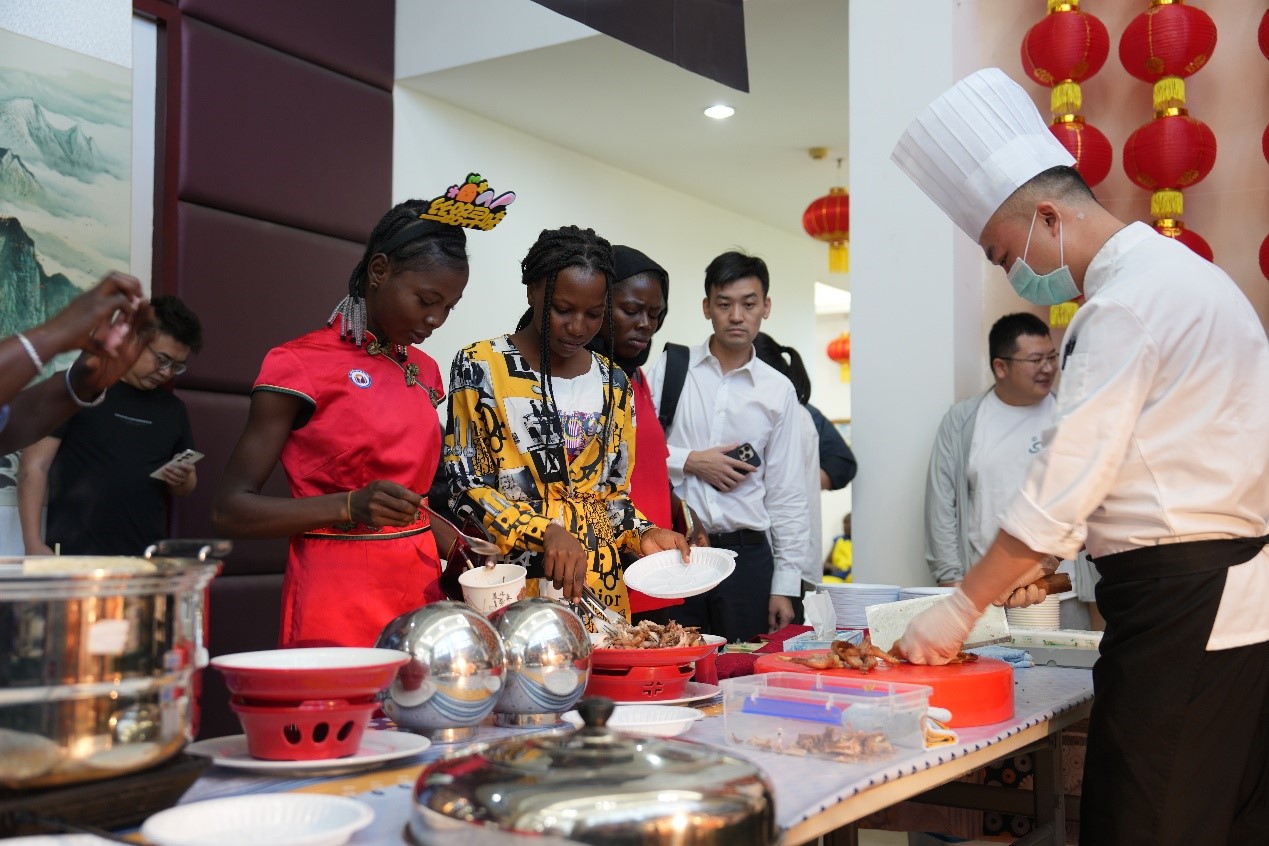 中国厨师展示厨艺。中国石油供图