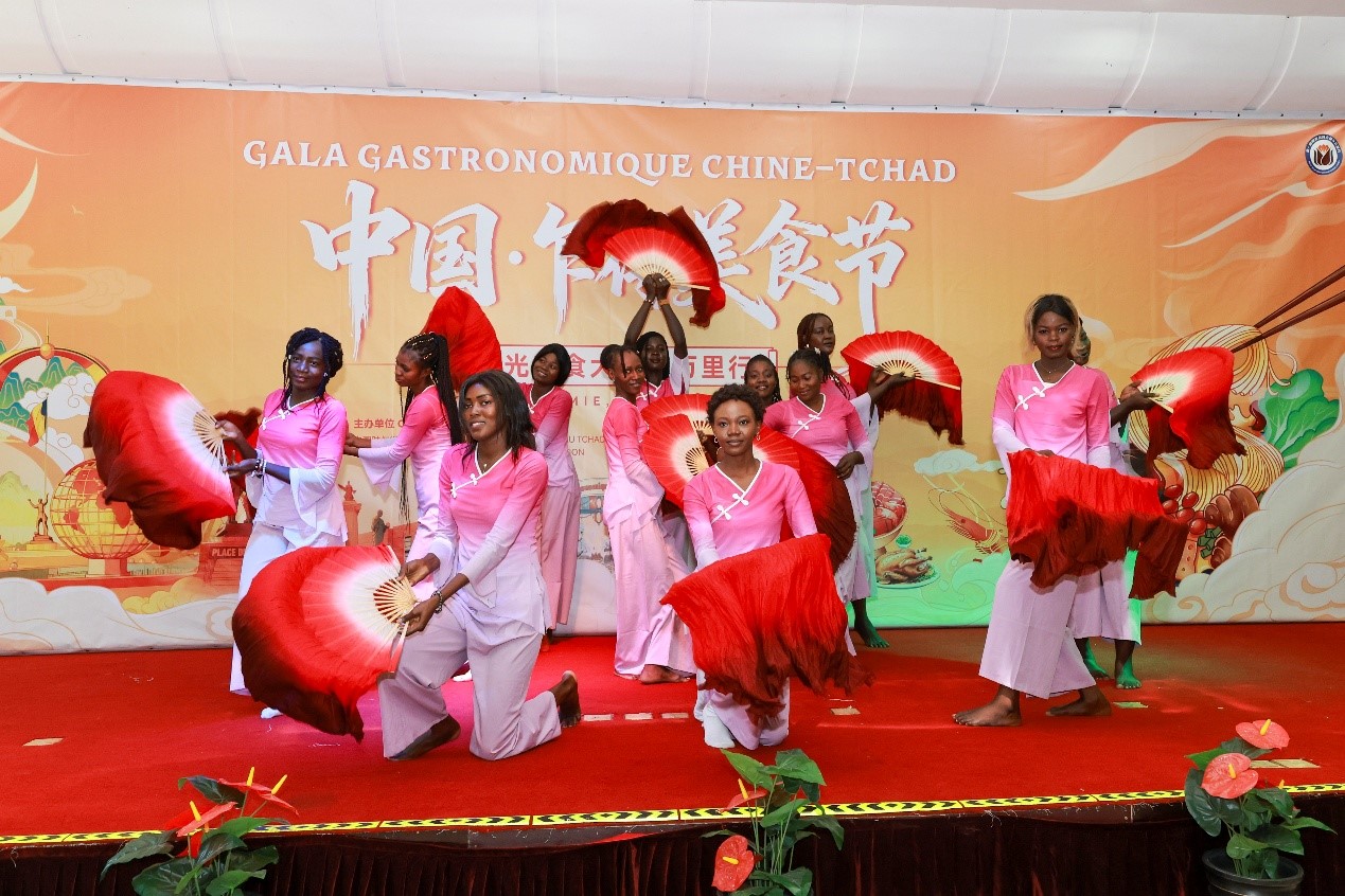 恩贾梅纳大学孔子学院学生表演中国扇舞《我的祖国》