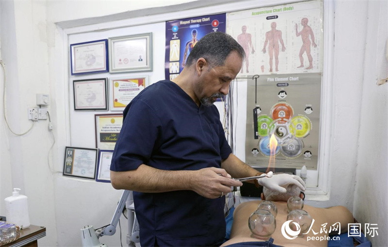 拉伊克在给病人拔罐。人民网伊纳斯·易卜拉欣摄