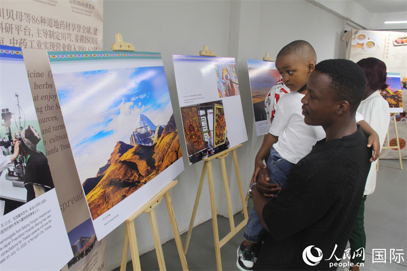 参观者对西藏风貌兴趣浓厚。人民网记者 邹松摄