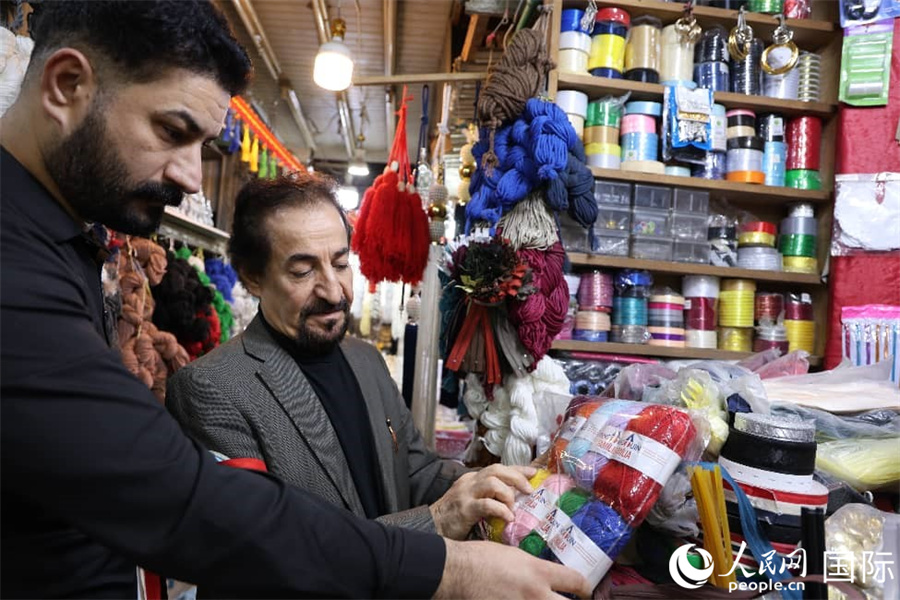 顾客在市场选购纺织品。人民网伊纳斯·易卜拉欣摄