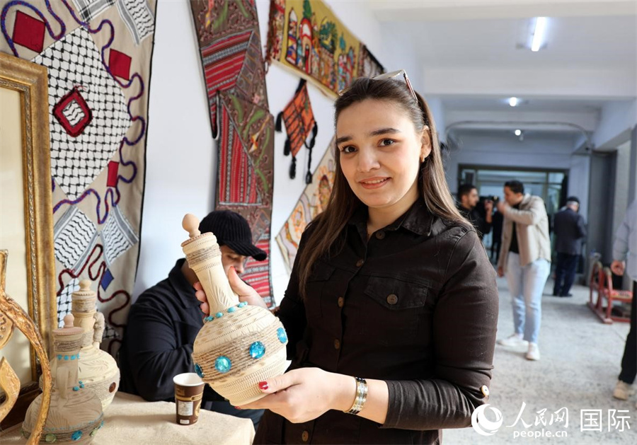 一名艺术家展示苏美尔文明特征的现代陶艺作品。人民网 伊纳斯·易卜拉欣摄