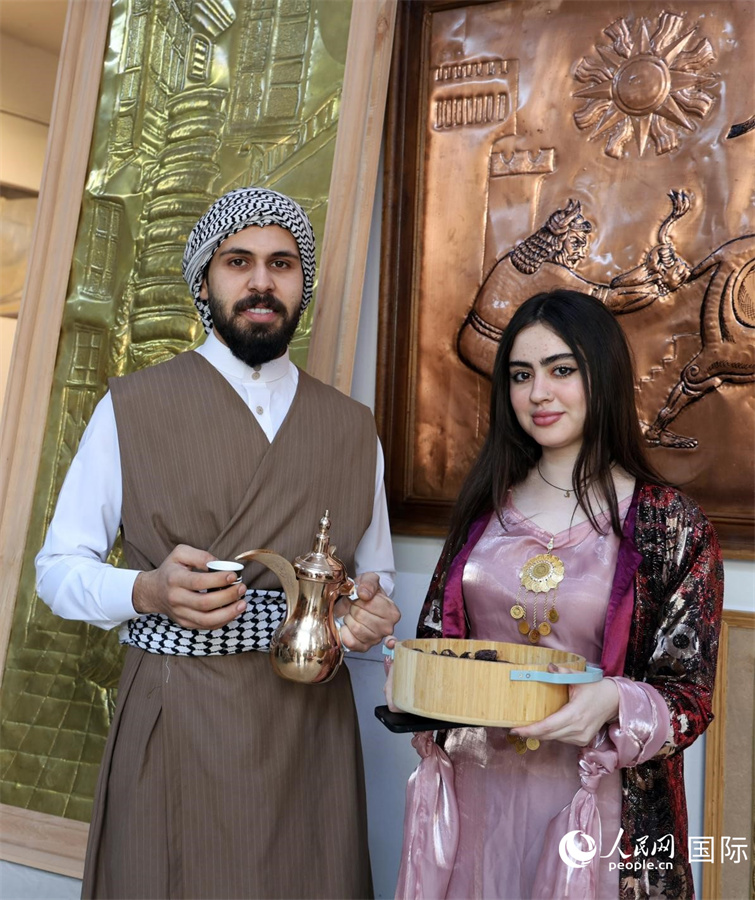 阿拉伯咖啡和椰枣是阿拉伯民众招待客人的标配。人民网 伊纳斯·易卜拉欣摄