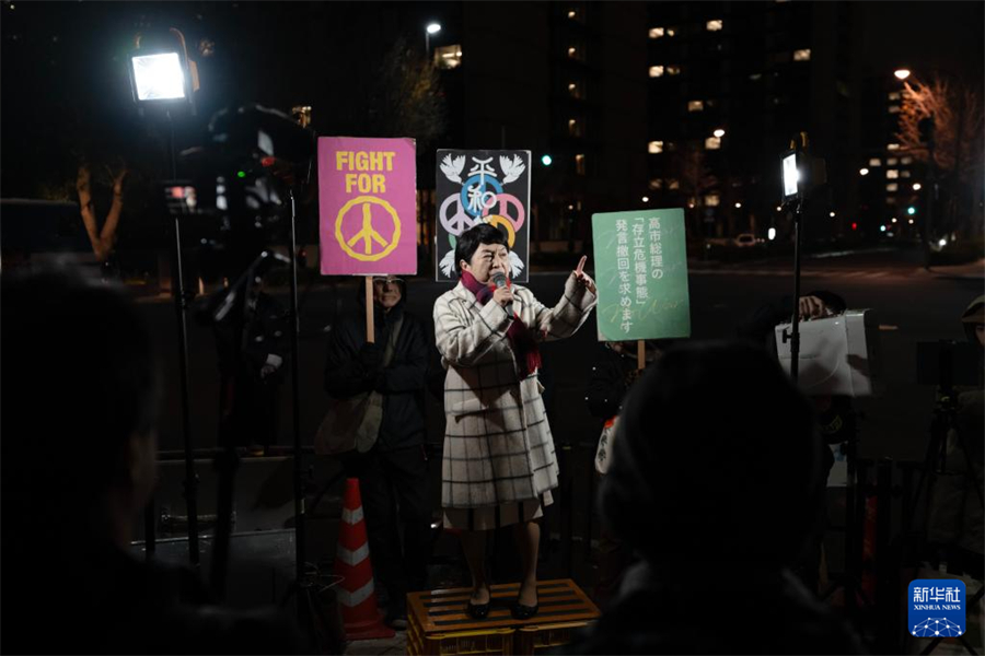 12月23日，在日本东京的首相官邸前，日本社民党党首福岛瑞穗在抗议集会上发表演讲。新华社记者 贾浩成 摄