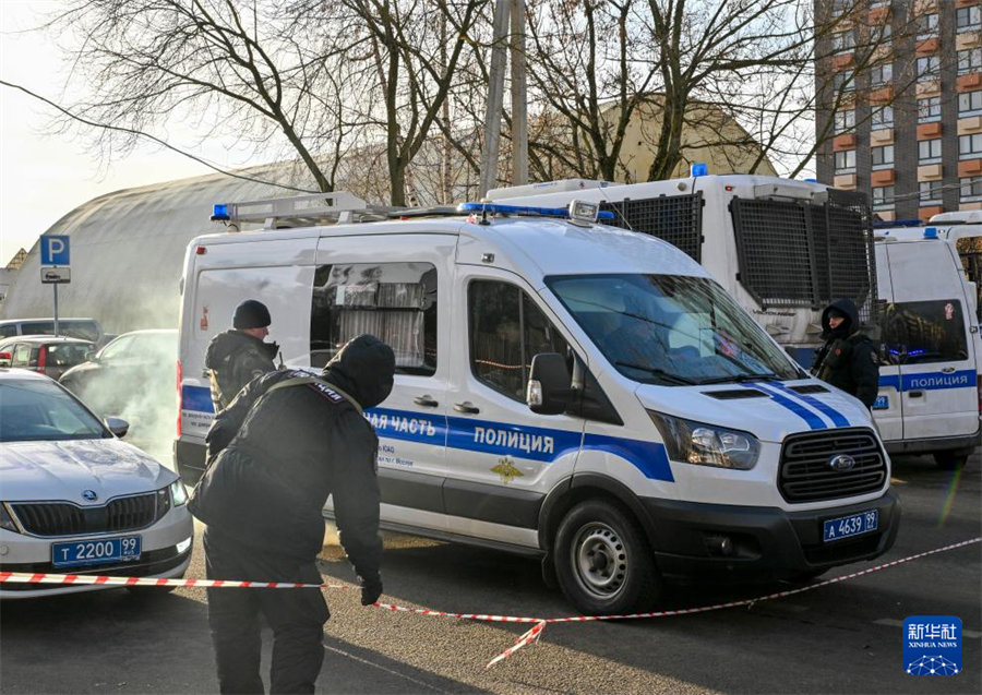 12月24日，在俄罗斯首都莫斯科南部，警察在爆炸事件现场警戒。新华社记者 郝建伟 摄