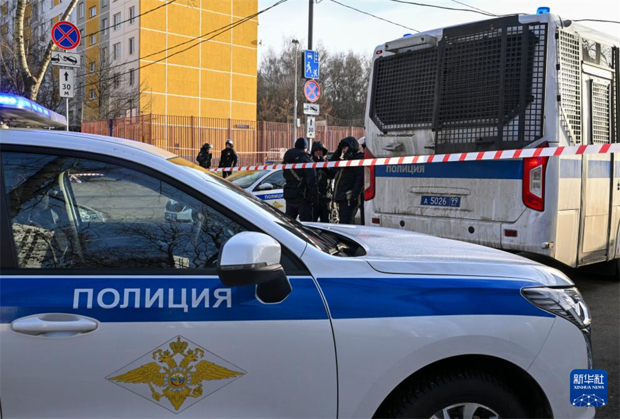 12月24日，在俄罗斯首都莫斯科南部，警察在爆炸事件现场警戒。新华社记者 郝建伟 摄
