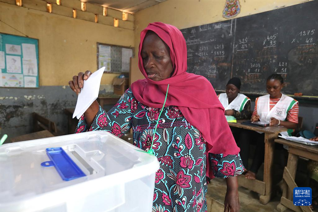 12月27日，一名选民在科特迪瓦经济首都阿比让的一处投票站投票。新华社发（伊万·宋摄）