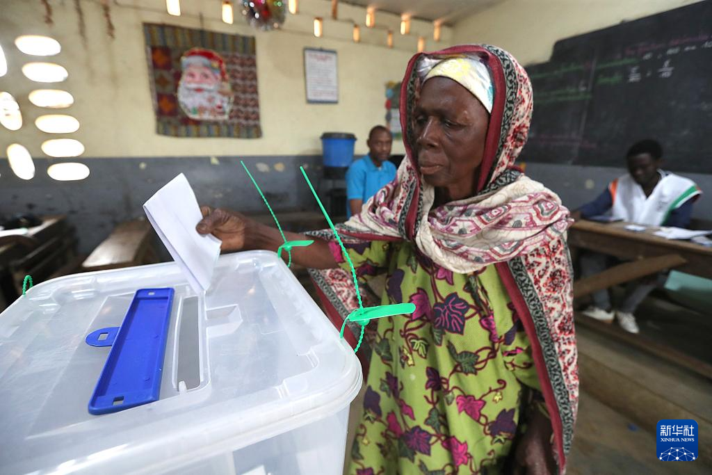 12月27日，一名选民在科特迪瓦经济首都阿比让的一处投票站投票。新华社发（伊万·宋摄）
