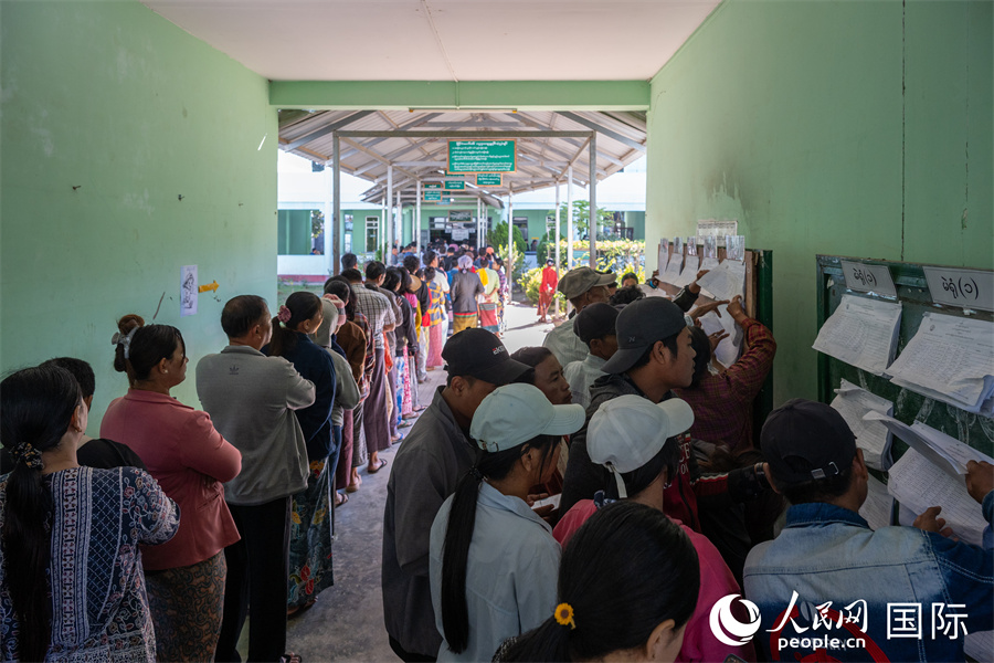 12月28日，缅甸大选开始第一阶段投票。图为当地民众在首都内比都的一个投票点排队投票。人民网记者 谢佳君摄