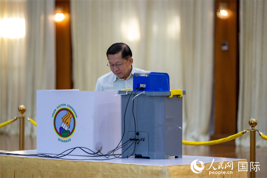 缅甸代总统、国家安全与和平委员会主席敏昂莱在投票机上投票。人民网记者 谢佳君摄