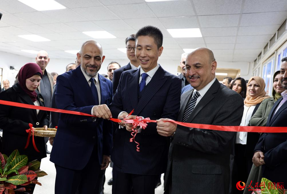 中外嘉宾为巴格达大学中文系成立剪彩。人民网 伊纳斯·易卜拉欣摄