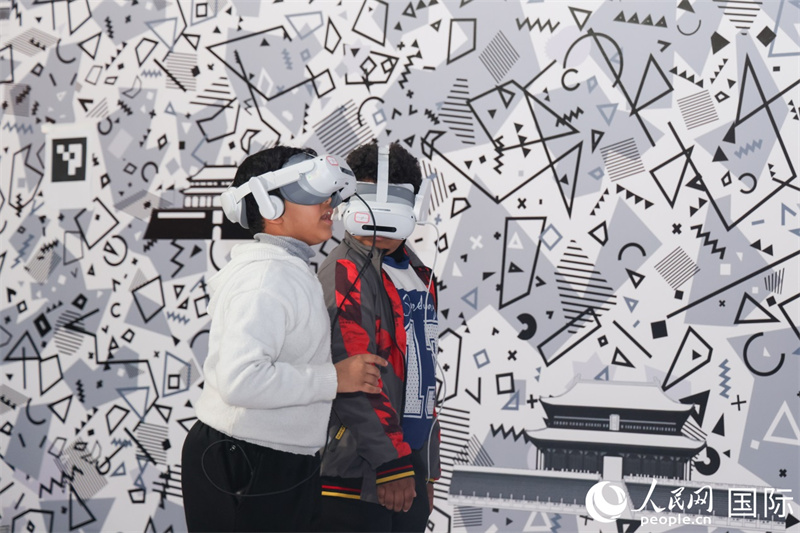 观众“云游”北京中轴线。人民网记者 任皓宇摄