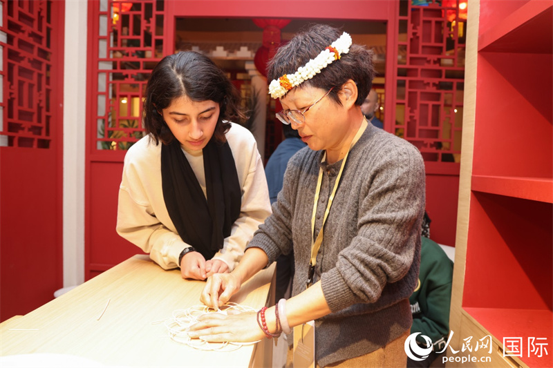 当地民众体验竹编。人民网记者 任皓宇摄