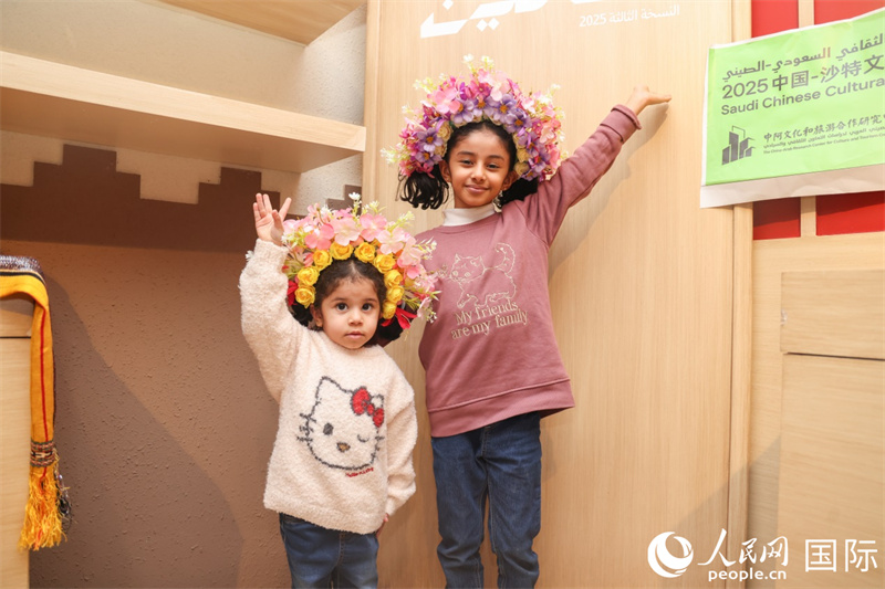 当地儿童体验簪花围。人民网记者 任皓宇摄