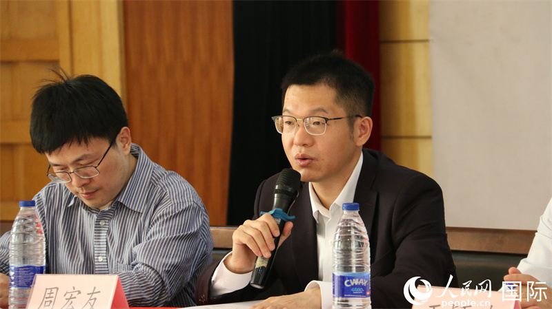 中国驻尼日利亚使馆公使周宏友（右）讲话。人民网记者 姜宣摄