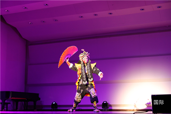 在韩中国学人学者在活动上表演的文艺节目。人民网记者 莽九晨摄