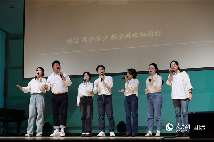 在韩中国学人学者在活动上表演的文艺节目。人民网记者 莽九晨摄