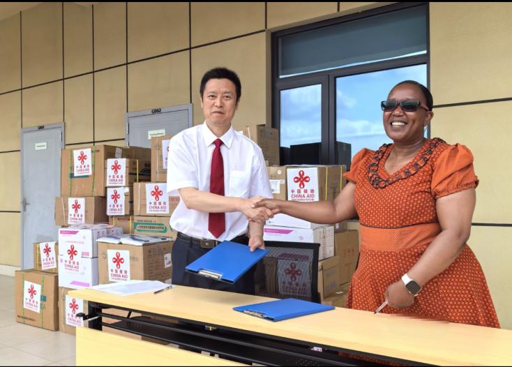 援莱医疗队队长吴辉与马塞卢地区医院院长马苏帕签署交接证书。中国第19批援莱索托医疗队供图