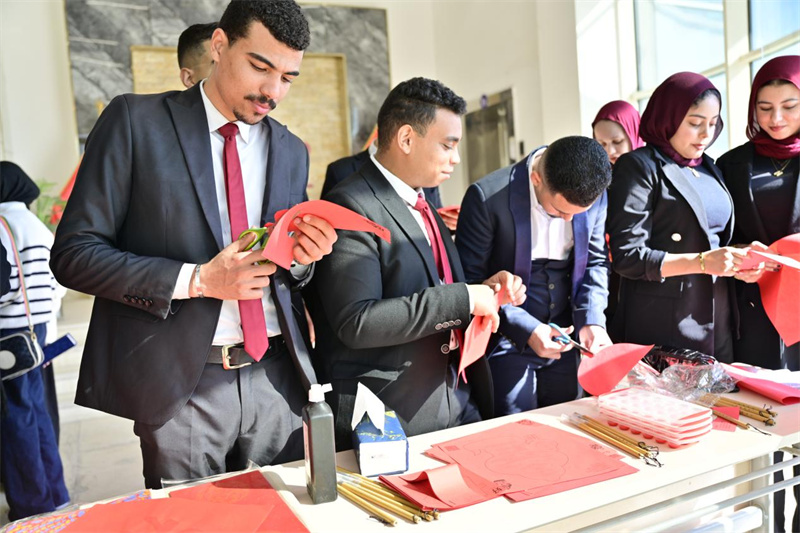 学生体验剪纸。主办方供图