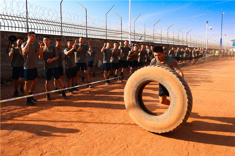 2.翻轮胎现场 韩瑞田摄