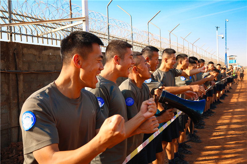 啦啦队呐喊。韩瑞田摄